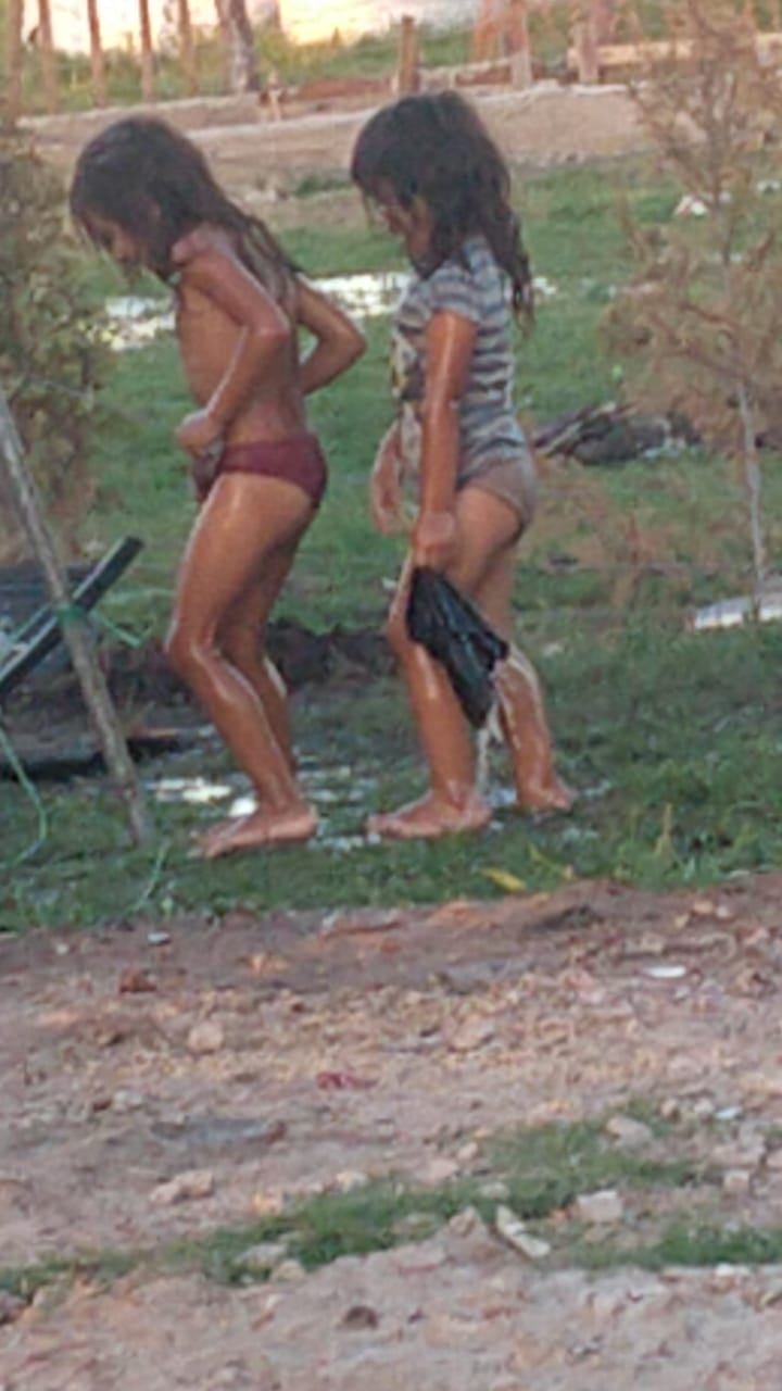 AGUA NIÑAS JUGANDO CON EL AGUA